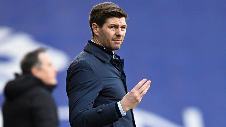 GLASGOW, Escocia - 21 de febrero: Rangers manager Steven Gerrard durante un partido de Premiership escocés entre Rangers y Dundee United en Ibrox el 21 de febrero de 2021, en Glasgow, Escocia (Foto de Rob Casey / SNS Group)