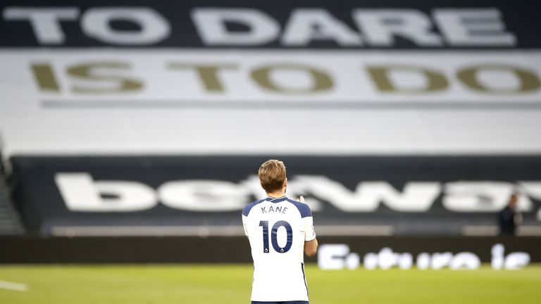 Tottenham Hotspur&#39;s Harry Kane applauds the fans after the final whistle against Aston Villa