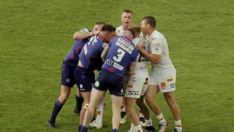 Zak Hardaker headbutts Sam Tomkins at the end of Wigan&#39;s 48-0 defeat in Catalans.