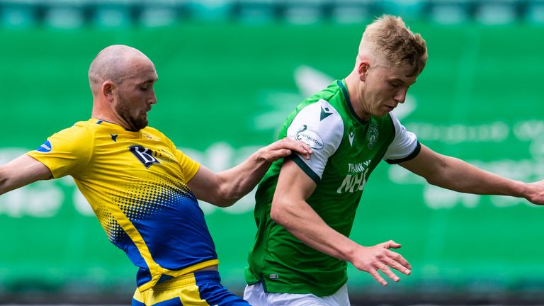 EDINBURGH, SCOTLAND - MAY 01: Hibernian&#39;s Josh Doig (right) competes with Chris Kane during a Scottish Premiership match between Hibernian and St Johnstone at Easter Road, on May 01, 2021, in Edinburgh, Scotland. (Photo by Ross Parker / SNS Group)