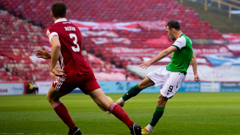 Hibernian's Christian Doidge scores the opening goal during the Scottish Premiership match between Aberdeen and Hibernian at Pittodrie