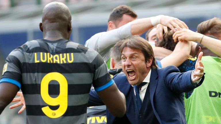 L'allenatore dell'Inter Antonio Conte ei giocatori festeggiano dopo che Matteo Darmian ha segnato un gol durante la partita di calcio di Serie A italiana tra Inter e Hellas Verona, allo stadio San Siro di Milano, domenica 25 aprile 2021 (Foto AP / Antonio Calani)