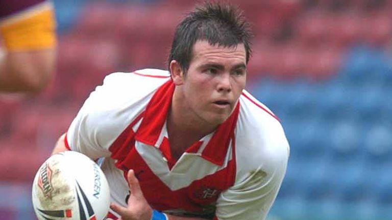 Pix: Chris Whiteoak/SWpix.com. Rugby League, Challange Cup, Huddersfield Giants v St Helens, 3/04/2005...COPYRIGHT PICTURE>>SIMON WILKINSON>>01943 608782>>..St Helen's Jamie Lyon