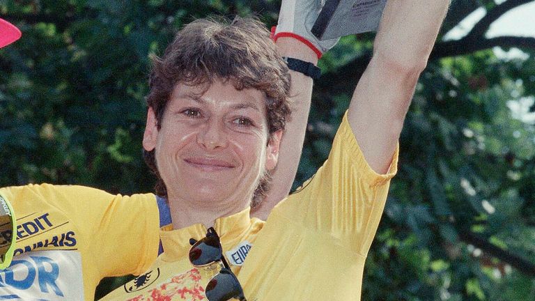 Jeannie Longo of France celebrates winning the 1989 women's Tour de France
