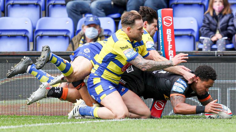 Jordan Turner goes over for a try for Castleford