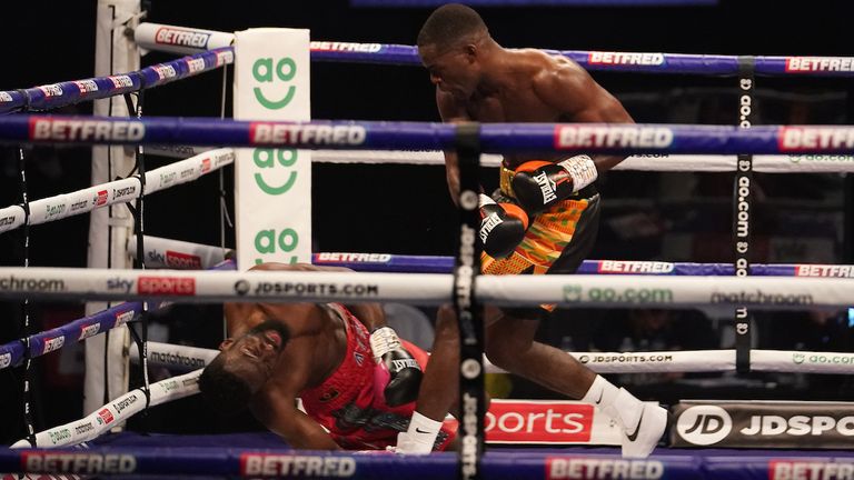 *** GRATUIT POUR UN USAGE ÉDITORIAL ***. Joshua Buatsi et Daniel Blenda Dos Santos, WBA International Light-Heavyweight Title, AO Arena, Machester..15 mai 2021.Photo de Dave Thompson Matchroom Boxing..Joshua Buatsi assomme Daniel Blenda Dos Santos.