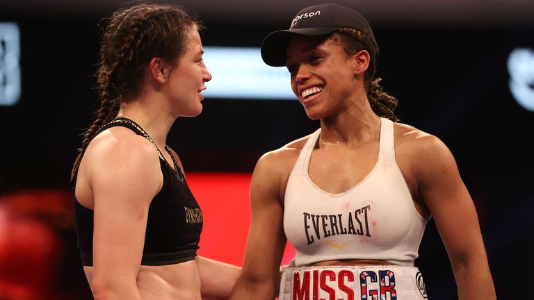 *** Gratis para uso editorial *** Katie Taylor vs Natasha Jonas, pelea por el título de peso ligero femenino WBC, WBA, IBF y WBO... 1 de mayo de 2021. La película de Mark Robinson Match‌room Boxing... Katty Taylor anunciada como la ganadora. 