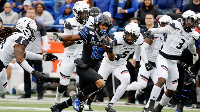 Gainwell runs away from the Cincinnati defense. (AP Photo/Mark Humphrey)
