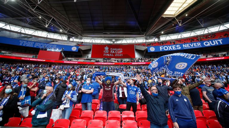 Fanii Leicester City se bucură în tribune înainte de începerea meciului final al Cupei FA dintre Chelsea și Leicester City pe stadionul Wembley din Londra, Anglia, sâmbătă, 15 mai 2021 (Matt Childs / Pool via AP)