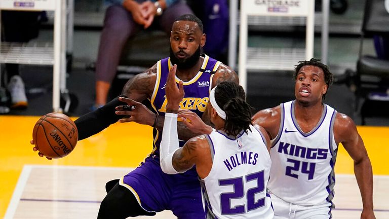 Lakers vs. Kings final: Kobe passes Wilt, Lakers pick up road win 