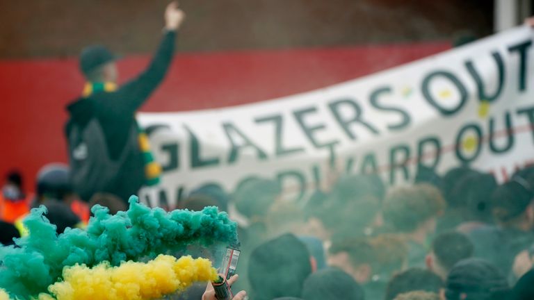 Manchester United fan protests against Glazer ownership