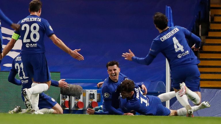 O Chelsea comemora o segundo gol de Mason Mount na vitória por 2 a 0 sobre o Real Madrid na segunda mão das semifinais