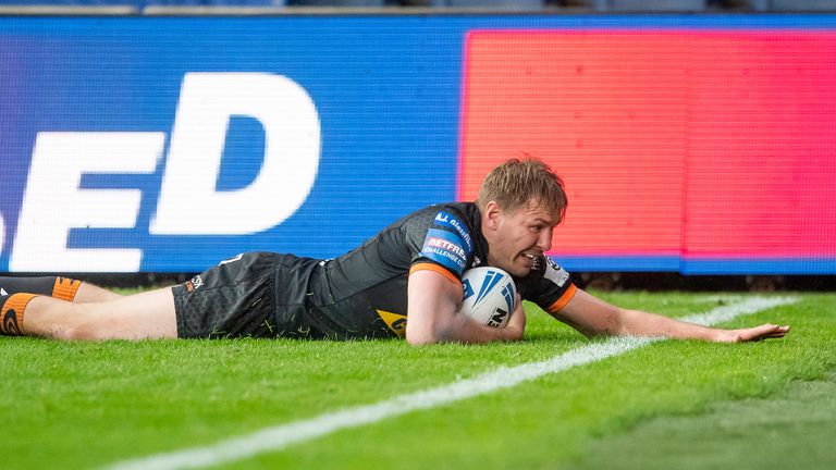 Picture by Allan McKenzie/SWpix.com - 08/05/2021 - Rugby League - Betfred Challenge Cup Quarter Final - Castleford Tigers v Salford Red Devils - Emerald Headingley Stadium, Leeds, England - Castleford's Michael Shenton breaks free to score a try against Salford.