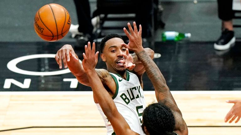 El escolta de los Milwaukee Bucks, Jeff Teague, arriba, pasa el balón contra el escolta de los Bulls de Chicago, Coby White, durante la primera mitad de un juego de baloncesto de la NBA en Chicago, el viernes 30 de abril de 2021 (AP Photo / Nam Y. Huh).