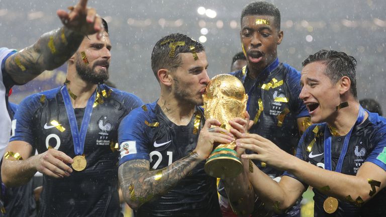 法国球员庆祝2018年在莫斯科赢得世界杯