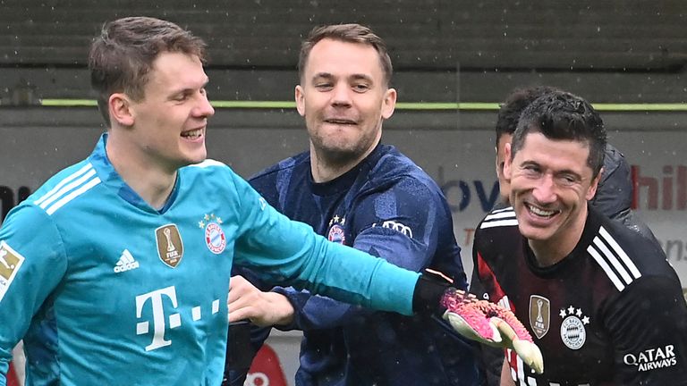 Robert Lewandowski otrzymuje gratulacje od kolegów z drużyny po ustanowieniu rekordu Gerda Mullera pod względem bramek w Bundeslidze w jednym sezonie
