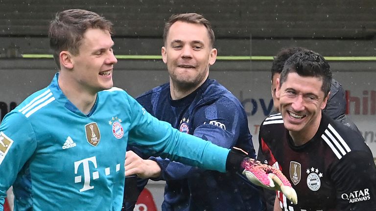 Robert Lewandowski is congratulated by his team-mates after matching Gerd Muller&#39;s all-time record for Bundesliga goals in a season