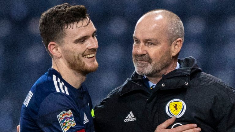 Glasgow, Escócia - 11 DE OUTUBRO: O técnico em tempo integral da Escócia Steve Clark com Andy Robertson (à esquerda) durante uma partida da Liga das Nações entre a Escócia e a Eslováquia em Hampden Park, em 11 de outubro de 2020, em Glasgow, Escócia (foto de Craig Williamson / SNS Grupo)