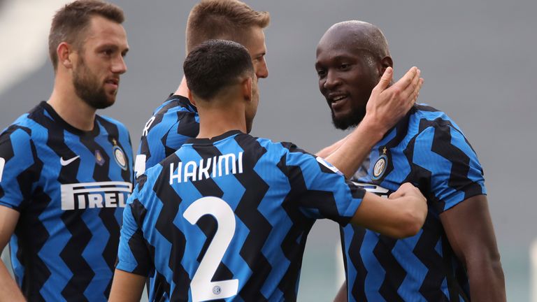 Romelu Lukaku célèbre le glissement du niveau de l'Inter Milan contre la Juve