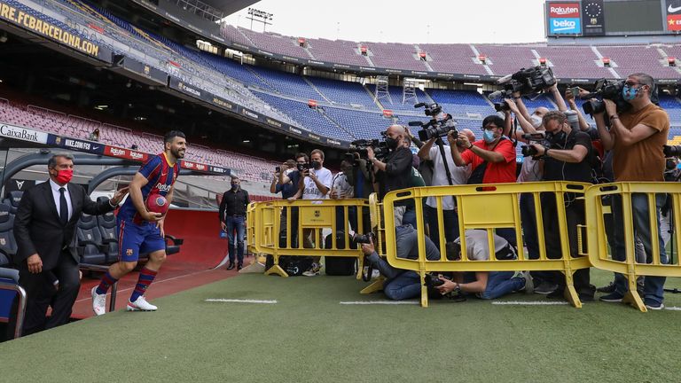Agüero vistió la icónica camiseta azul y roja por primera vez mientras caminaba hacia el Camp Nou