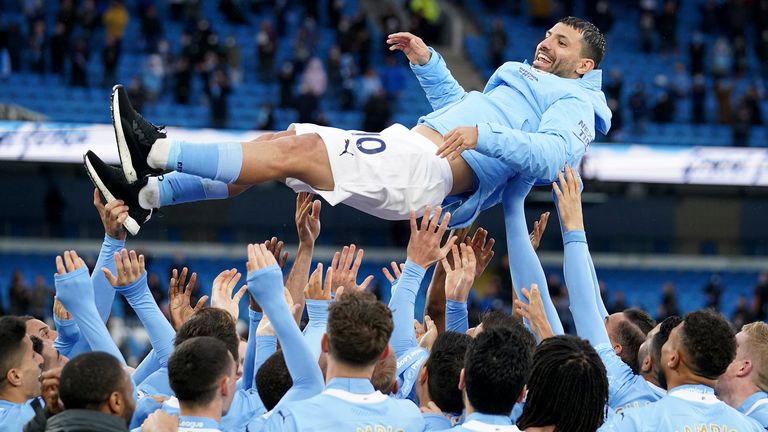 Sergio Agüero fue lanzado al aire por sus compañeros del Man City (AP)