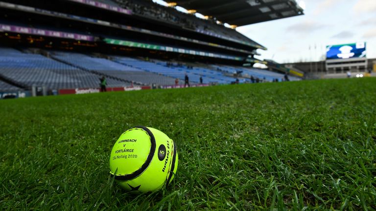 Does the weight of sliotars need to be changed?