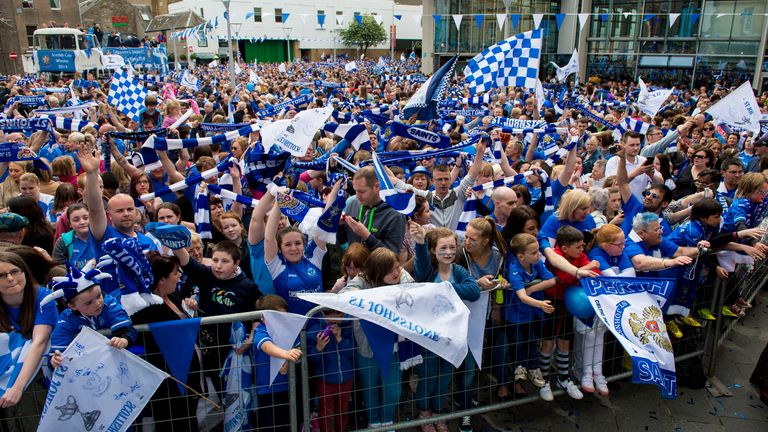 SNS - St Johnstone supporters turn out in numbers for the Scottish Cup parade in 2014