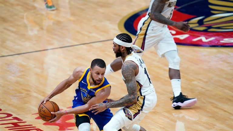 Steph Curry of the Golden State Warriors against Brandon Ingram of the New Orleans Pelicans