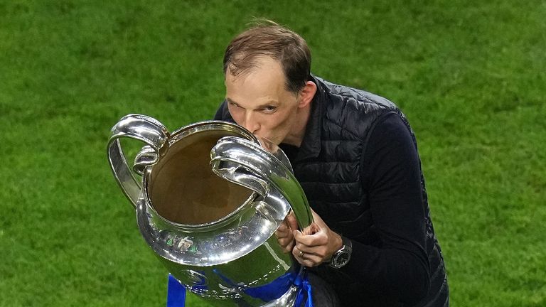 Thomas Tuchel, directeur de Chelsea, célèbre avec le trophée après le match final de la Ligue des champions de l'UEFA qui s'est tenu à l'Estadio do Dragao à Porto, au Portugal.