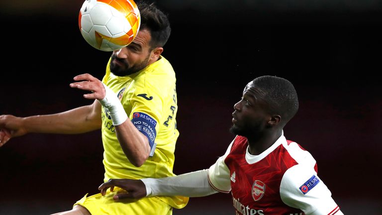 Villareal's Mario Gaspar, left, and Arsenal's Nicolas Pepe challenge for the ball during the Europa League semifinal second leg soccer match between Arsenal and Villarreal at the Emirates stadium in London, England, Thursday, May 6, 2021. (AP Photo/Alastair Grant)



