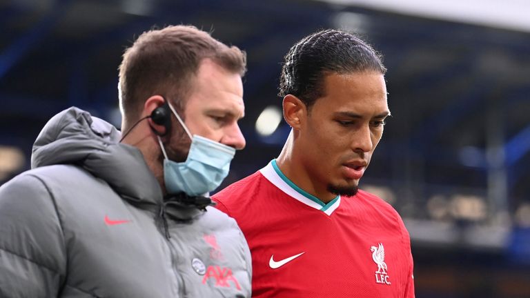 Virgil van Dijk limps off injured at Goodison Park