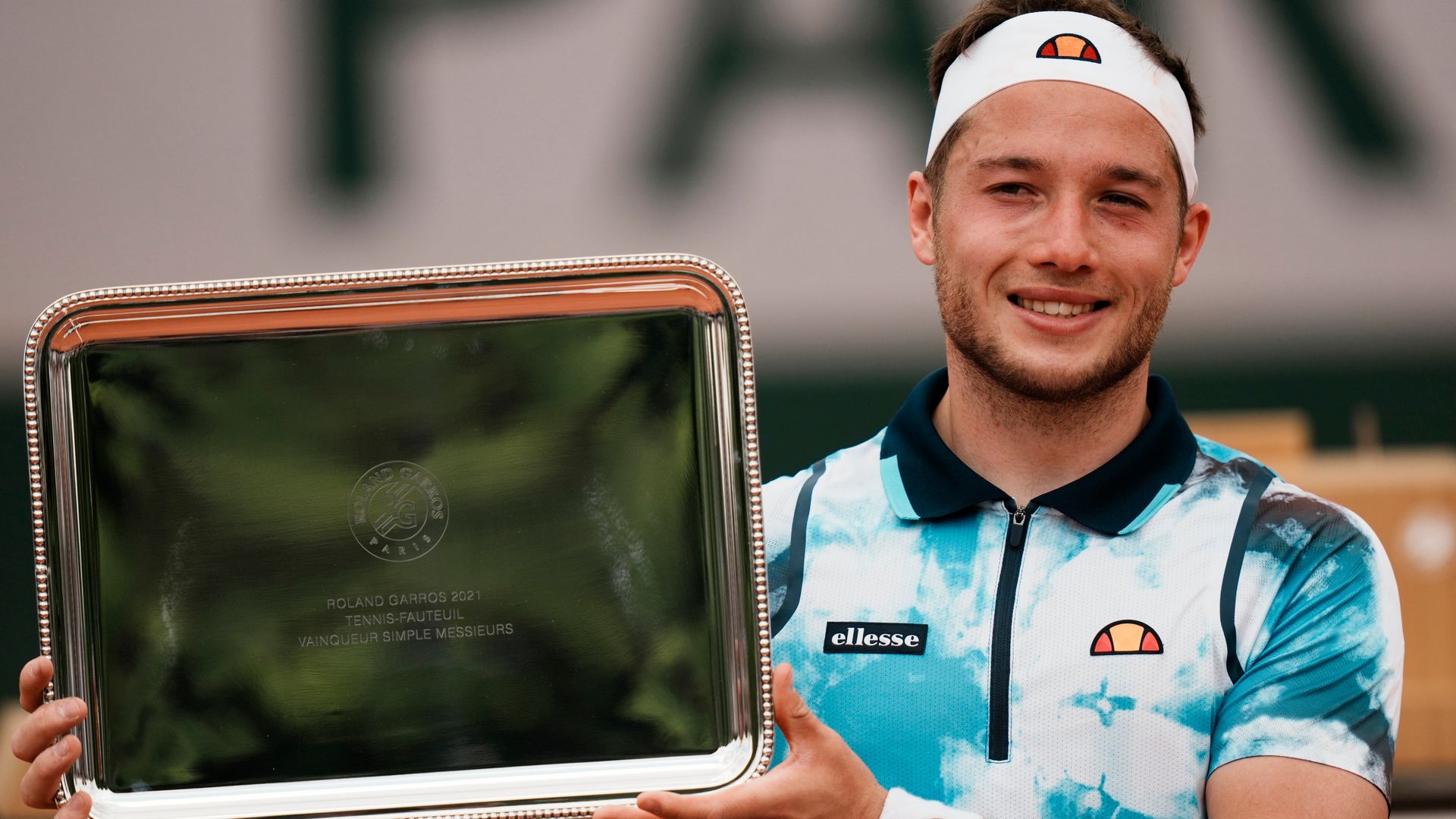 Hewett defends French Open wheelchair singles title