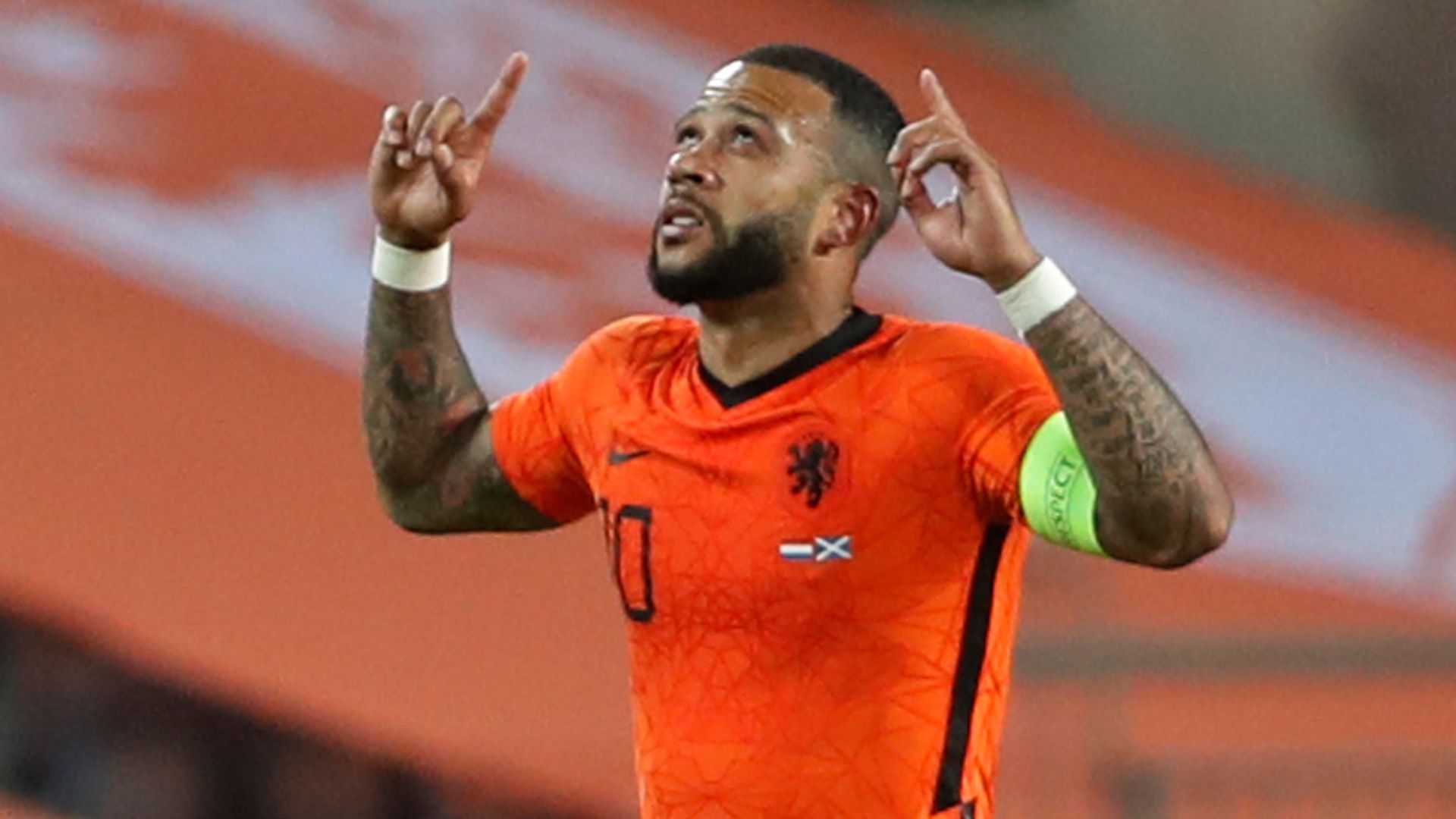 Late Depay free-kick denies Scotland warm-up win