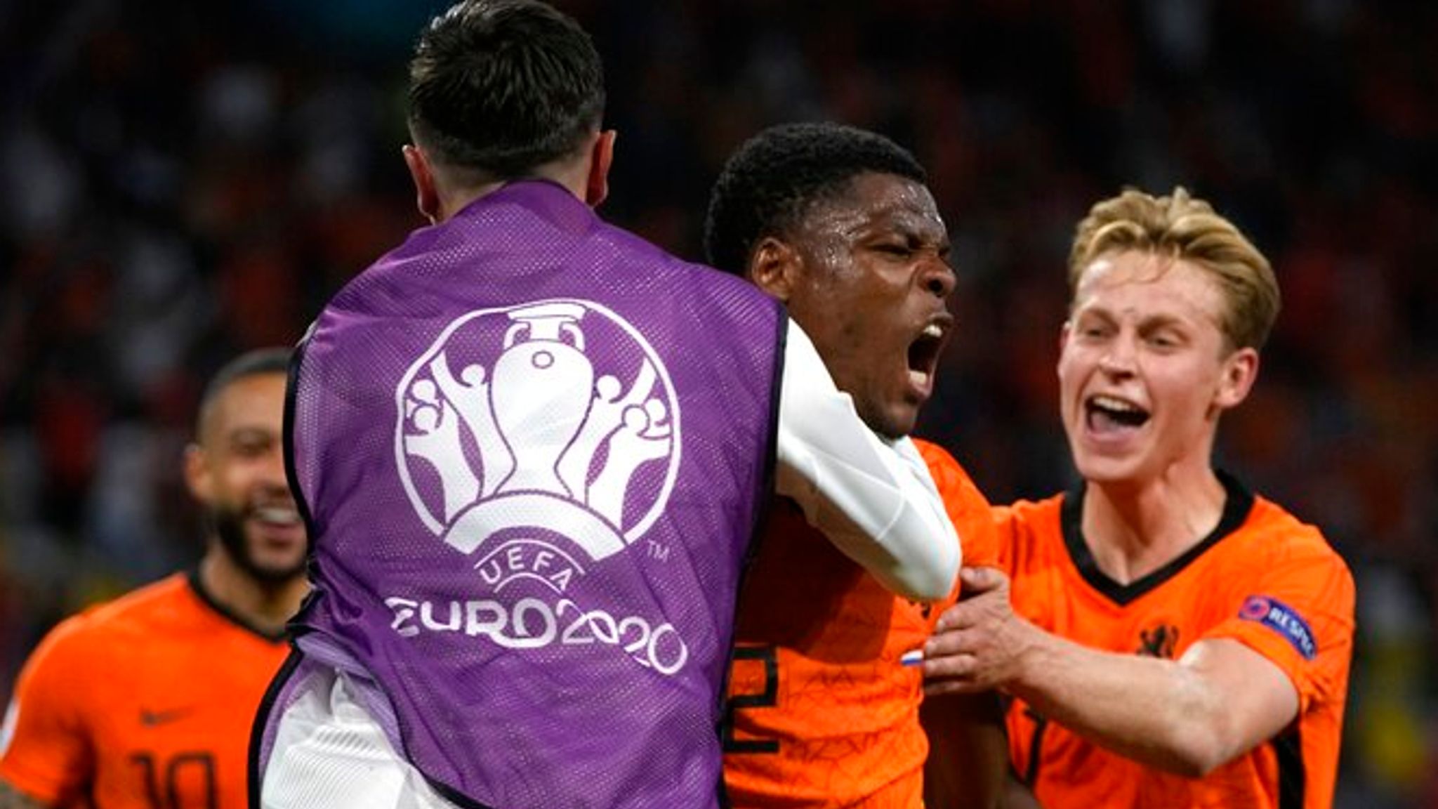 Netherlands 3 2 Ukraine Denzel Dumfries Late Header Rescues Victory For Hosts In Amsterdam Football News Sky Sports