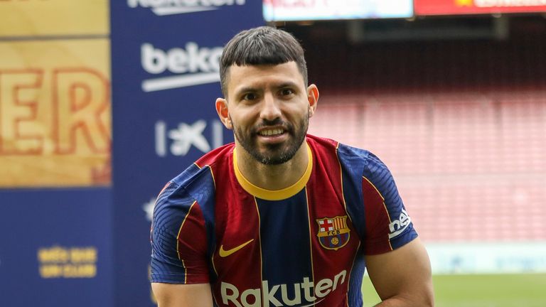 El delantero argentino Sergio '  kun & # 39;  Agüero posa para los medios de comunicación durante su presentación oficial tras fichar por el FC Barcelona en Barcelona, ​​España, el lunes de mayo.  31 de 2021