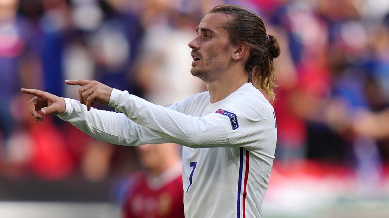 Antoine Griezmann świętuje po zdobyciu gola przeciwko Węgrom في