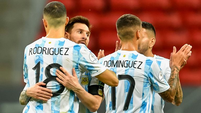 DF - Brasilia - 06/21/2021 - COPA AMERICA 2021, ARGENTINA VS PARAGUAY - Argentina's Messi player celebrates victory with his team's players at the end of the match against Paraguay at the Mane Garrincha stadium for the Copa America 2021 championship. Photo: Mateus Bonomi /AGIF