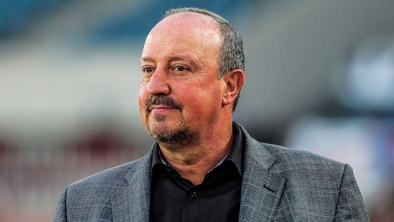 Reaksi pelatih Dalian Yifang Rafael Benitez saat menyaksikan para pemainnya bertanding melawan Henan Jianye dalam pertandingan babak 16 besar Liga Super China (CSL) 2019 di Kota Dalian, timur laut China, Provinsi Liaoning, 7 Juli 2019. Dalian Yifang mengalahkan Henan Jianye 3-1.  (Bayangkan melalui Gambar AP)