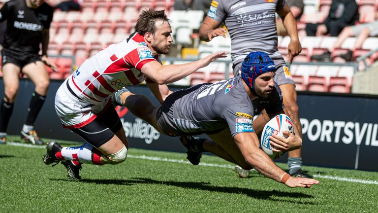 Benjamin Jullien dives over to score a try for Catalans