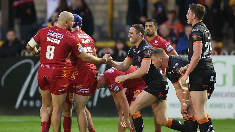 Castleford Tigers and  Catalans Dragons  players at the end of the gam