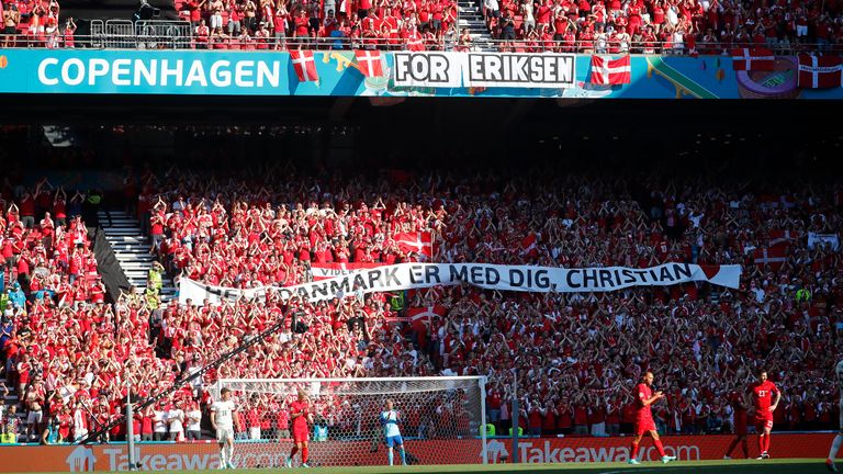 Fanii Danemarcei afișează bannere pentru jucătorul danez Christian Eriksen, care s-a prăbușit în timpul meciului împotriva Finlandei sâmbăta trecută, 12 iunie, în timpul meciului Campionatului European de fotbal din grupa B dintre Danemarca și Belgia, la Parken Arena din Copenhaga, joi, 17 iunie 2021 ( Wolfgang Rathai, Pool via AP)  