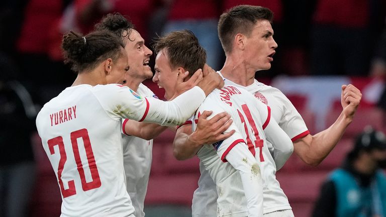 Mikel Damsgaard uit Denemarken viert feest na het scoren van het openingsdoelpunt tijdens de Euro 2020 Groep B-wedstrijd tussen Denemarken en Rusland 