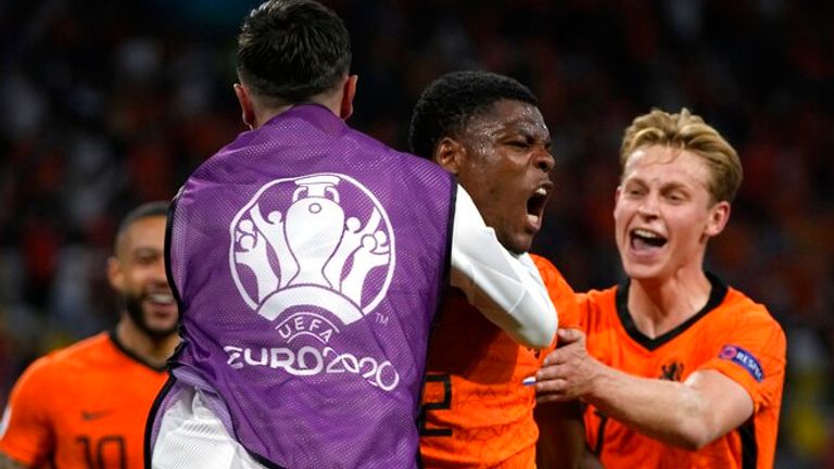 Denzel Dumfries a marqué Pays-Bas'  vainqueur tardif après que les hôtes ont été arrimés par l'Ukraine à Amsterdam