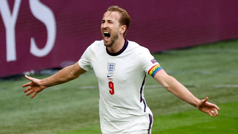 Harry Kane celebrates England&#39;s second goal