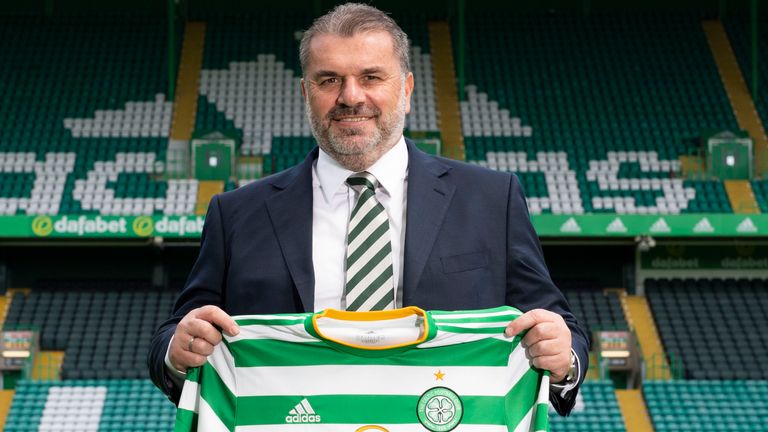 Le manager du Celtic Ange Postecoglou est dévoilé au Celtic Park