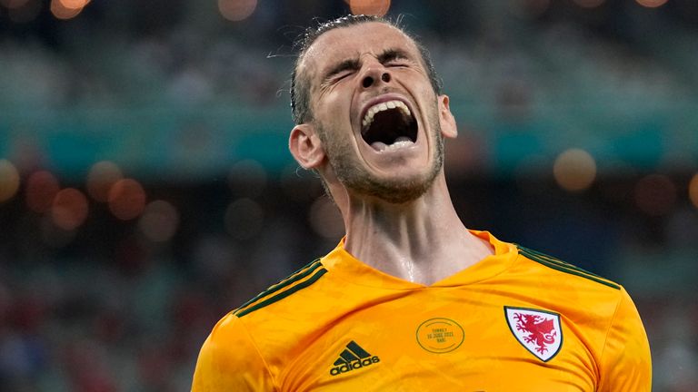 El capitán de Gales, Gareth Bale, marcó los dos goles en la victoria por 2-0 sobre Turquía.