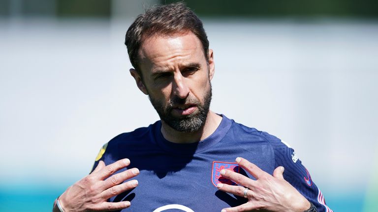 Pelatih Inggris Gareth Southgate menunjuk saat sesi latihan terbuka di St George's Park, Burton upon Trent, Rabu 9 Juni 2021. Kejuaraan Sepak Bola Eropa 2020 dimulai pada Jumat 11 Juni dan sedang berlangsung dimainkan di 11 kota tuan rumah di 11 negara.  Acara tersebut sempat tertunda satu tahun setelah sempat ditunda pada tahun 2020 akibat pandemi COVID-19.  (Foto AP/Dave Thompson)