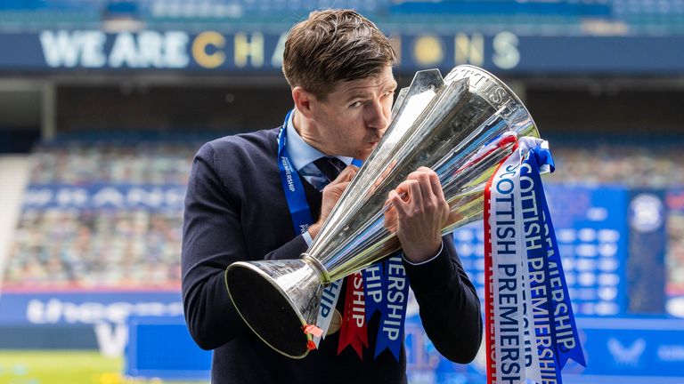 Le manager des Rangers Steven Gerrard avec le trophée de Premiership