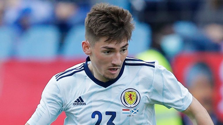 LUCEMBURSKO, LUCEMBURSKO - 6. června: Billy Gilmour hraje za Skotsko během přátelského zápasu mezi Lucemburskem a Skotskem na stadionu Josy Barthel 6. června 2021 v Lucemburku ve Skotsku.  (Foto Pim Vaslander/SNS Collection)