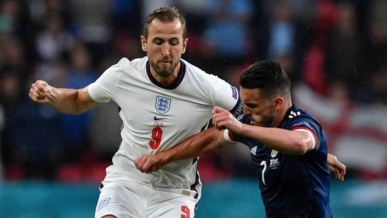 John McGinn y Harry Kane desafían el balón durante Inglaterra vs Escocia